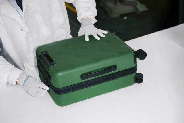 たくさん入るのに持ち運びが楽なスーツケース素材